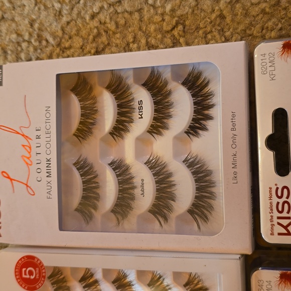Bundle of Kiss lashes - Picture 4 of 5